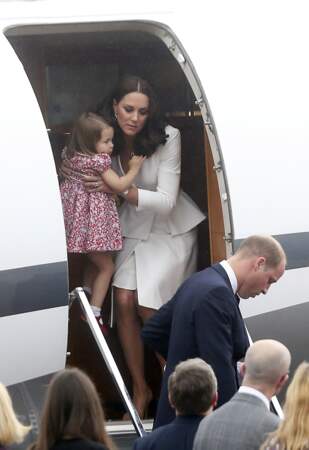 Le prince William, la duchesse de Cambridge et leurs enfants sur le tarmac de l'aéroport de Warsaw en Pologne