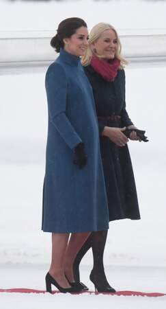 Un large manteau qui dévoile discrètement un ventre bien rond en Norvège en 2018. 