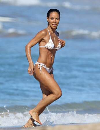 Jada Pinkett Smith canon en bikini à 45 ans 