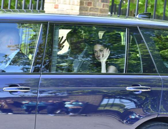 Le Prince Harry and Meghan Markle saluent une dernière fois la foule devant le Palais de Kensington
