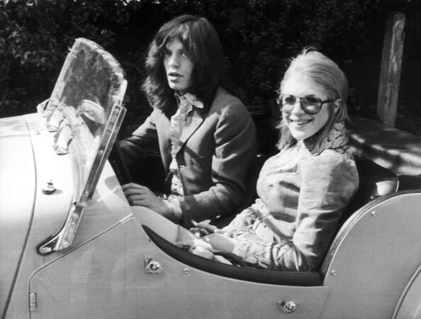 Mick Jagger et Marianne Faithfull sortant du tribunal pour une affaire de cannabis le 29 mars 1969.