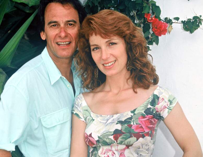 Véronique Genest accompagnée du chanteur Michel Fugain en 1990