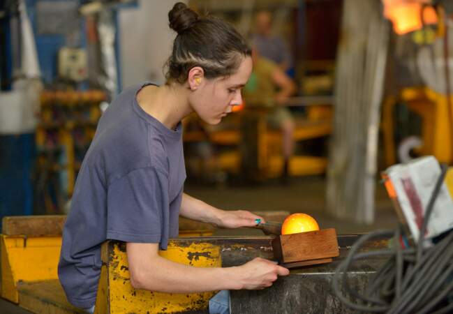 Contrairement aux idées reçues, les femmes aussi travaillent dans les ateliers ! 