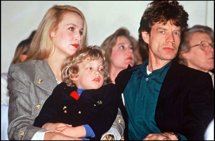 Mick Jagger et Jerry Hall avec leur fils James sur les genoux en 1990.