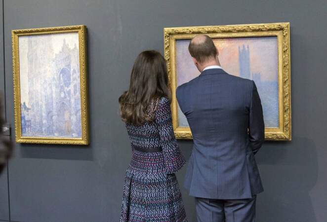 Le duc et la duchesse profitent d'un moment de tranquillité pour se retrouver et apprécier leur visite au musée