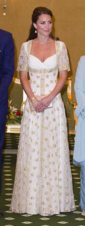 et cette robe de princesse blanche et or en Malaisie