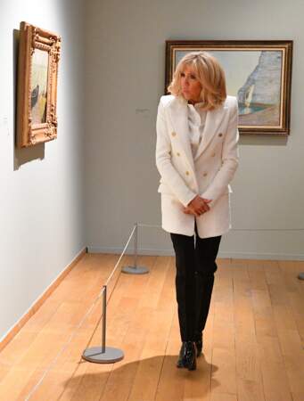 Brigitte Macron très élégante, elle ressort son look préféré en pantalon slim et blazer