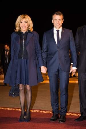 Brigitte Macron en jupe et trench marine 