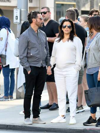 Eva Longoria, enceinte, affiche fièrement son baby bump au bras de son mari 