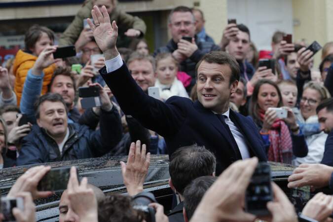 A la sortie de la mairie, bain de foule pour Emmanuel Macron