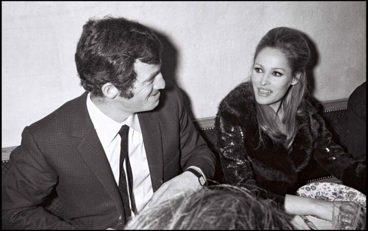  Jean-Paul Belmondo et sa compagne, l'actrice Ursula Andress, en 1967