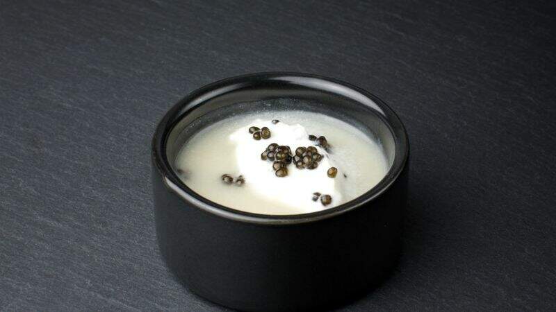 Velouté de chou fleur et chantilly de caviar Baeri Labeyrie