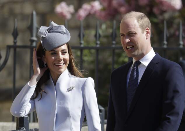 Kate Middleton sublime dans un ensemble bleu signé Alexander McQueen