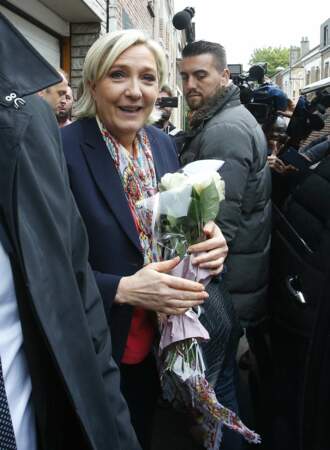 Marine Le Pen n'a pas eu tant de foule à ses côtés à la marie d'Henin Beaumont, mais un bouquet de fleurs.