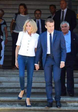 En pleine élections législatives, Brigitte Macron prouve qu'elle est une First Lady moderne en portant un jean slim.