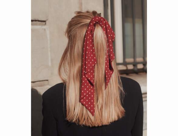 La demi-queue avec un foulard rouge
