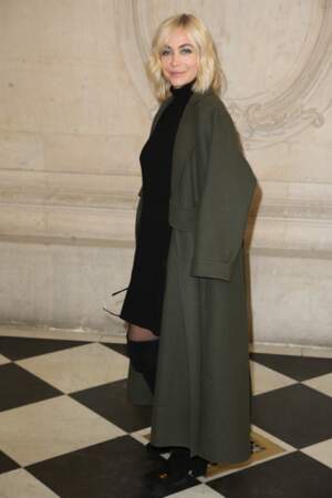 Fashion week : Emmanuelle Beart en manteau kaki 