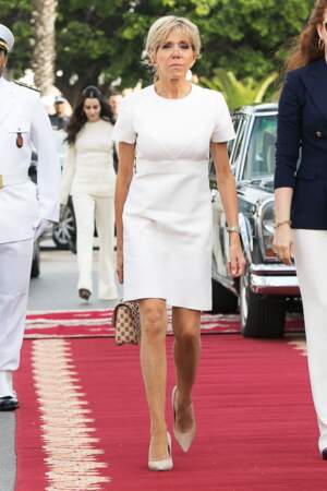 Ou cette adorable robe blanche mixée à des escarpins nude pour visiter Rabat.