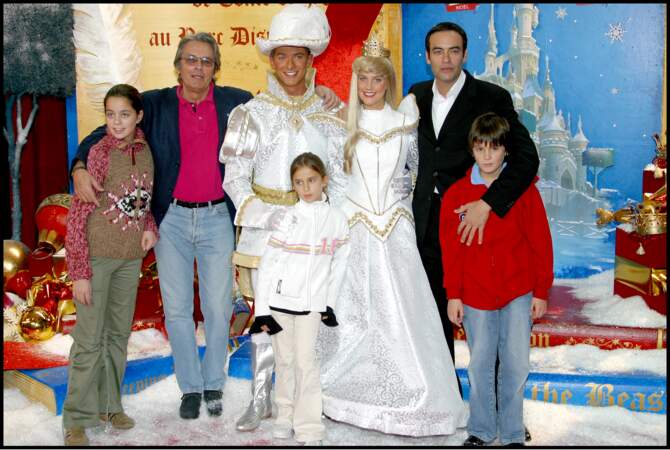Alain Delon avec ses enfants Anthony, Anouchka et Alain-Fabien à Disneyland Paris en 2003