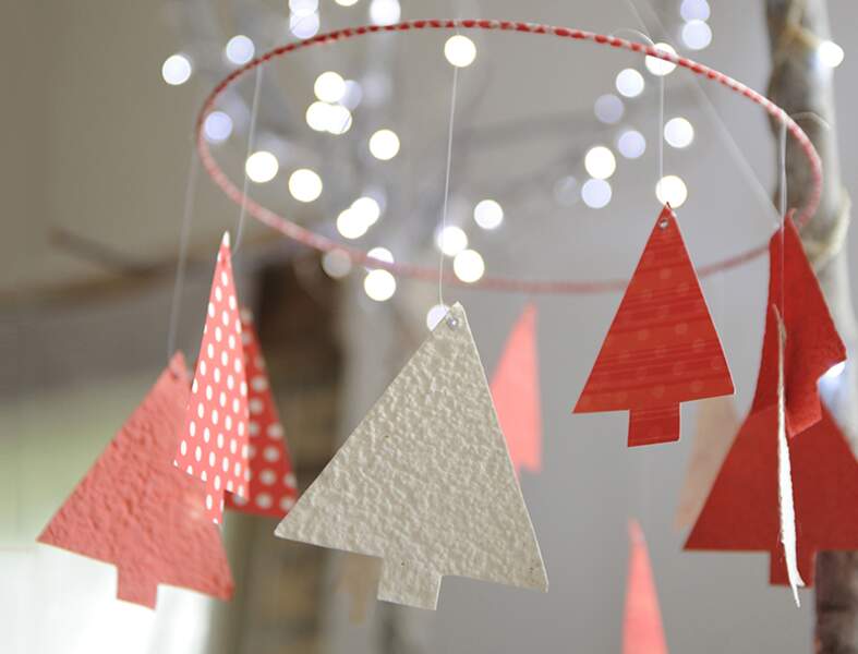 Une décoration de Noël tradi en rouge et blanc avec... Un mobile aux sapins