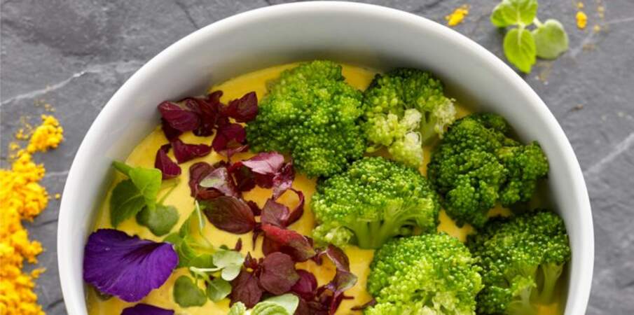 Petit-déjeuner anti-cancer : recette de la faisselle brocolis et curcuma