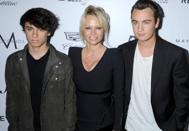 Pamela Anderson avec ses deux fils Thomas Brandon Lee  et Dylan Jagger Lee.