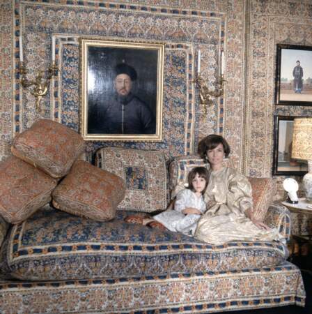 La princesse Lee Radziwill et sa fille Anna Christina dans la chambre turque de leur maison à Londres à 1966.