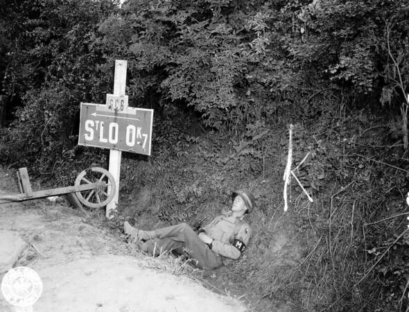 Un militaire américain se repose près de Saint-Lô