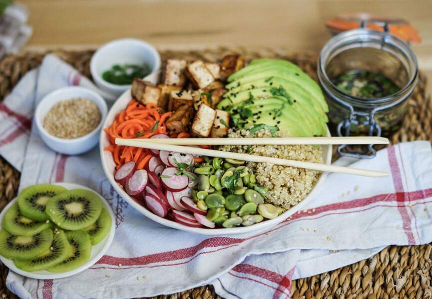 Healthy bowl au quinoa, fèves et avocat