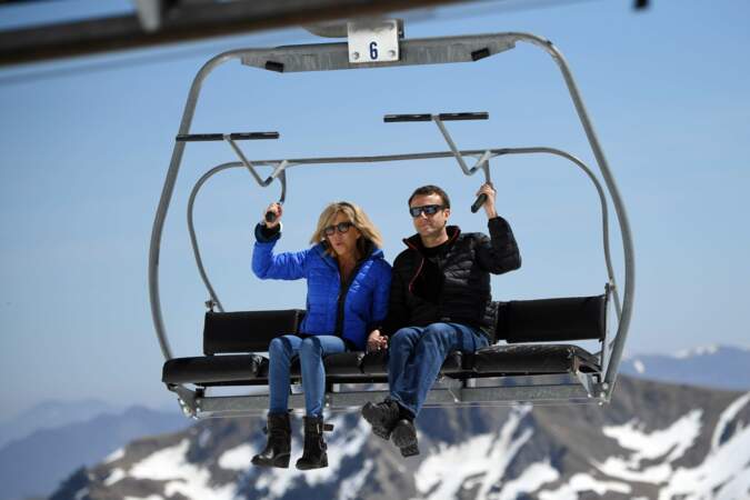 Emmanuel Macron et Brigitte Macron au ski, comme tout le monde. Ou presque. 