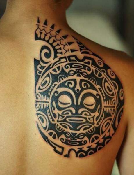 Tatouage maori sur l'épaule