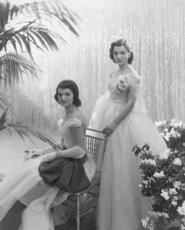 Jacqueline Bouvier et sa soeur Caroline Lee Bouvier (debout) portant des robes de bal en 1951.