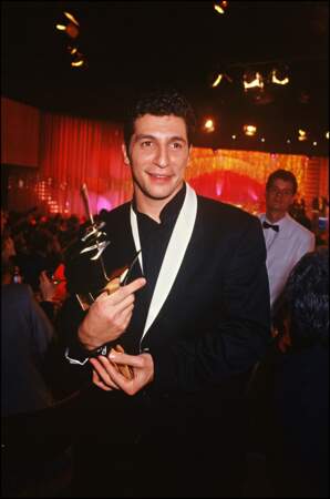 ...au Moulin Rouge où il reçoit le 7 d'Or du meilleur animateur de jeux.