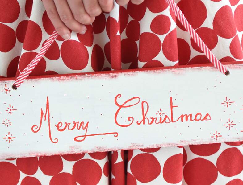 Une décoration de Noël tradi en rouge et blanc avec... Une pancarte de bienvenue