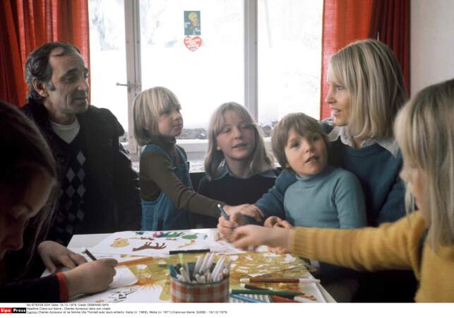 A Crans-sur-Sierre en Suisse, Charles Aznavour en famille dans son chalet en 1976.