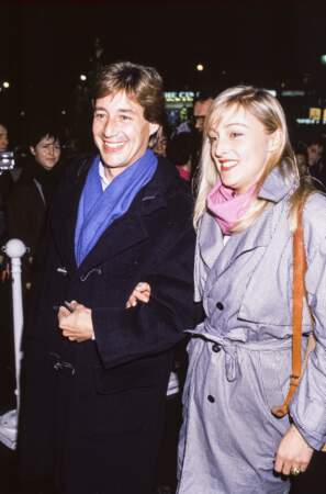 Patrick Sabatier et sa femme Isabelle à la 1ère du film 'Itinéraire d'un enfant gâté' à Paris le 29 novembre 1988.