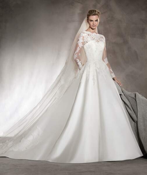 Mariage en hiver : Robe de mariée Alhambra par Pronovias