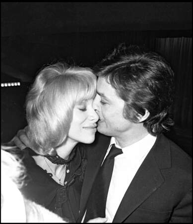 Mireille Darc et Alain Delon lors de la première du film "Doucement les basses" en 1971.