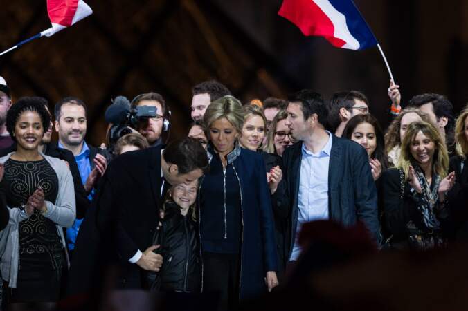 Emmanuel Macron a embrassé sa petite-fille sur la scène. 