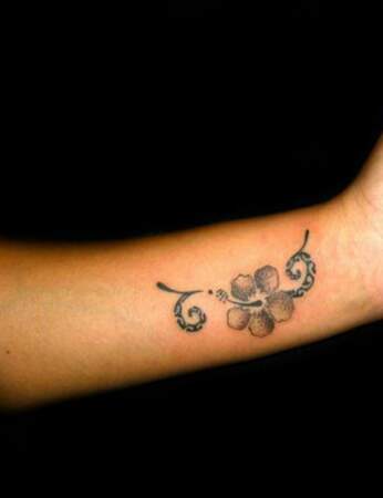 Un tatouage polynésien sur le poignet 