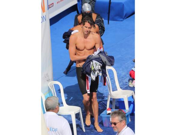 Un an plus tard, à 27 ans, il participe à une compétition de natation à Paris