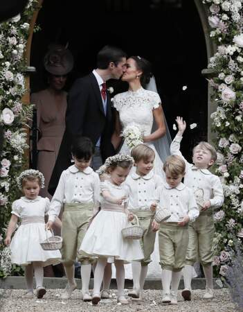 La fin de la cérémonie religieuse : Pippa Middleton peut enfin embrasser son époux, James Matthews