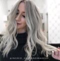 Le look gris givré idéal pour l'hiver, par la coloriste et coiffeuse Ingrid du salon Magna Hair Studio à Vancouver