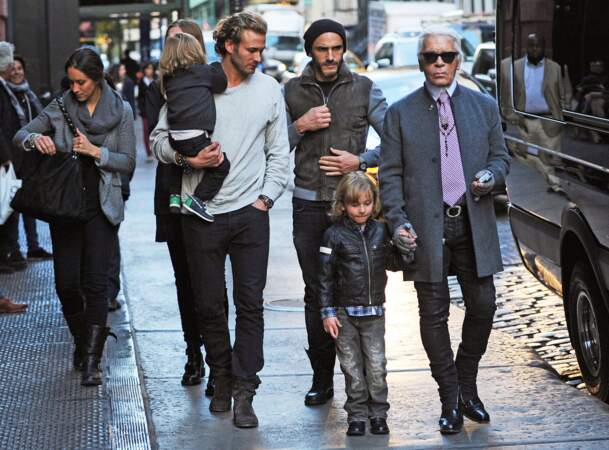 Hudson Kroenig avec son père Brad et son frère Jameson et Karl Lagerfeld, à New York en 2013