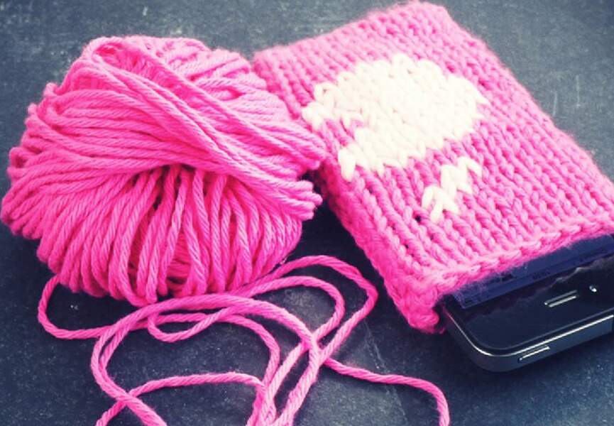 Une housse de portable tricotée