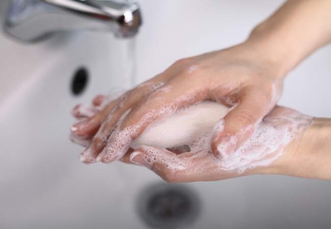 Lavez-vous les mains avant de manipuler vos lentilles