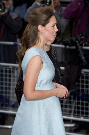 Kate Middleton et sa demi-queue sage