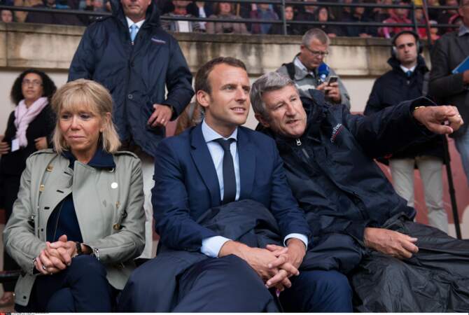 Emmanuel Macron et Brigitte Macron aux côtés de Philippe De Villiers lors d'une visite au Puy du Fou 