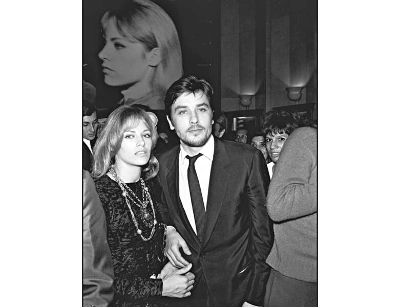 1967 : Alain Delon apparaît avec sa femme Nathalie à une avant-première