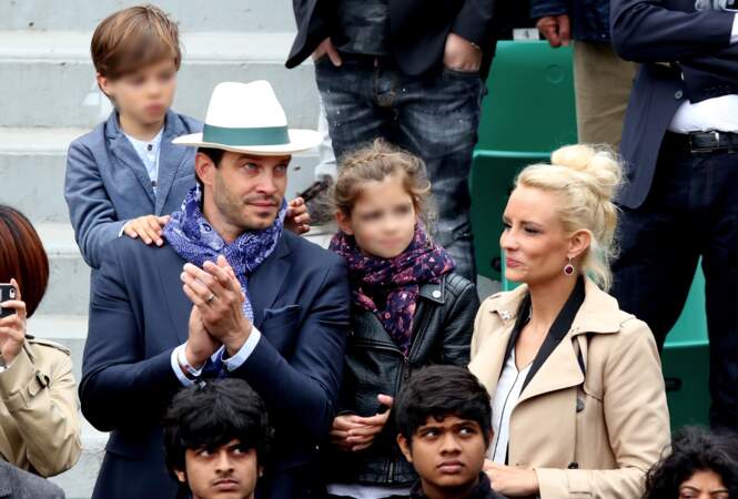 Elodie Gossuin et Bertrand Lacherie avec leurs enfants Rose et Jules à Roland Garros à Paris le 4 juin 2016.